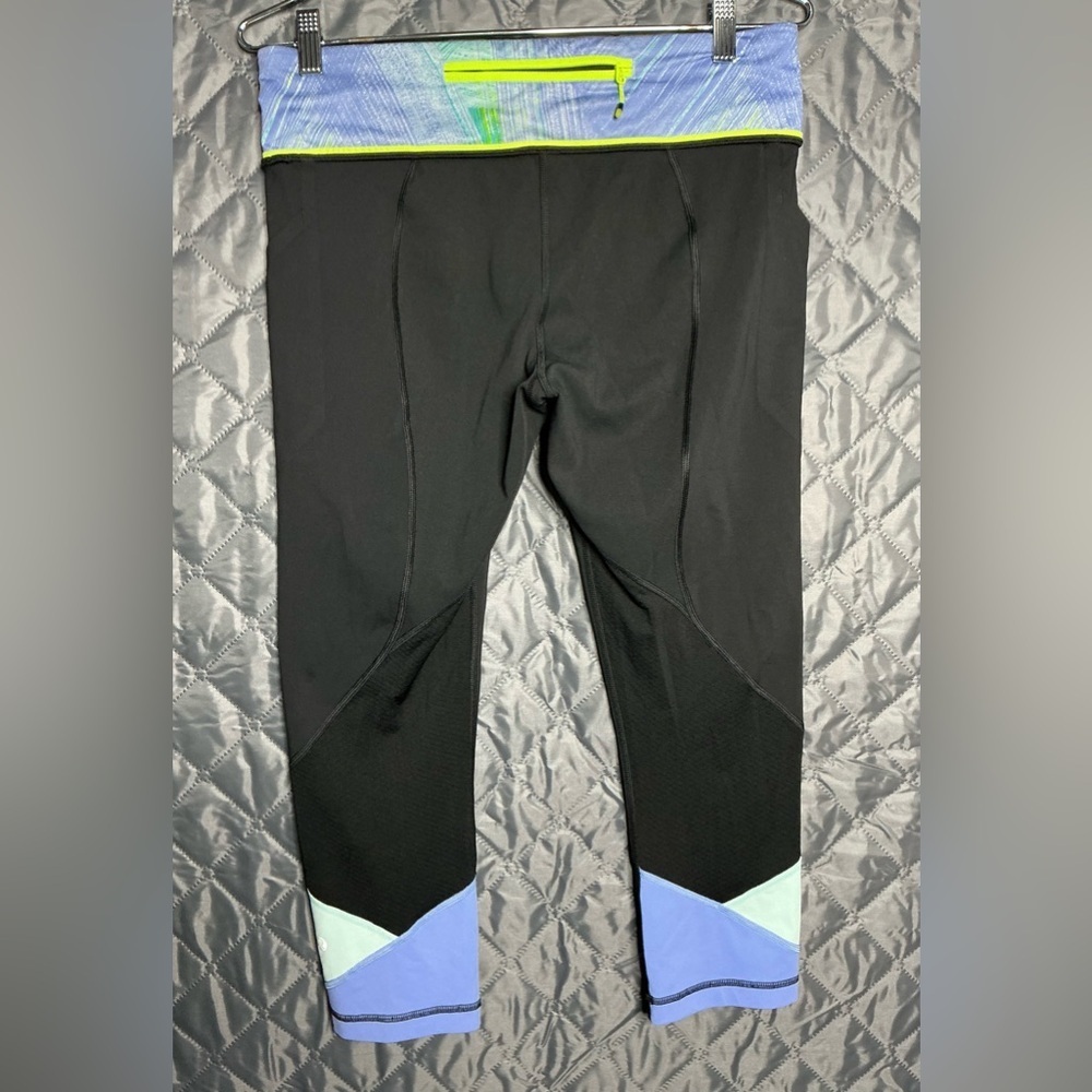 Lululemon Crop Leggings Size 10 - Black with Patterned Waist & Mesh Details - Picture 4 of 10